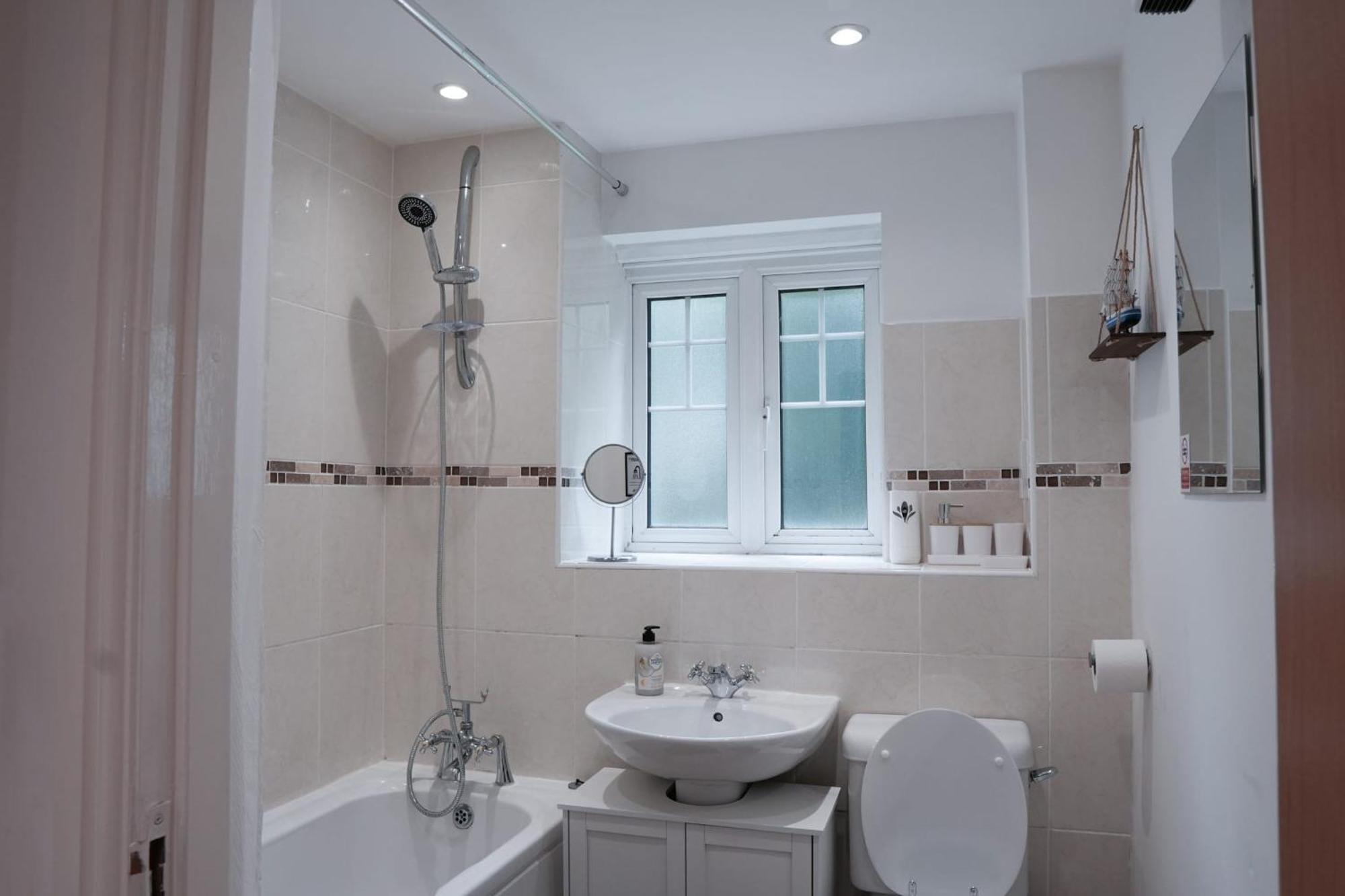 Whole 2-Bed Apartment - Contractors, Professionals, Ulez Free, Free Parking, B'Ham City 10Mins Birmingham Zewnętrze zdjęcie